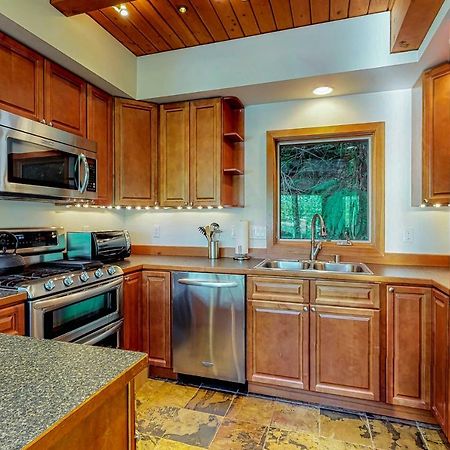 Woodland Hideaway In The Hills Villa Lake Stevens Bagian luar foto